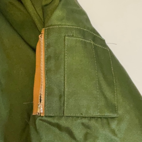 Timber King green large jacket. Has some wear but still a lot of use. Small snag - Picture 5 of 11